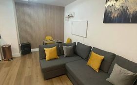 Broadway Suite - Newly Refurbished Stylish Apartment With Free Private Parking - Great Location